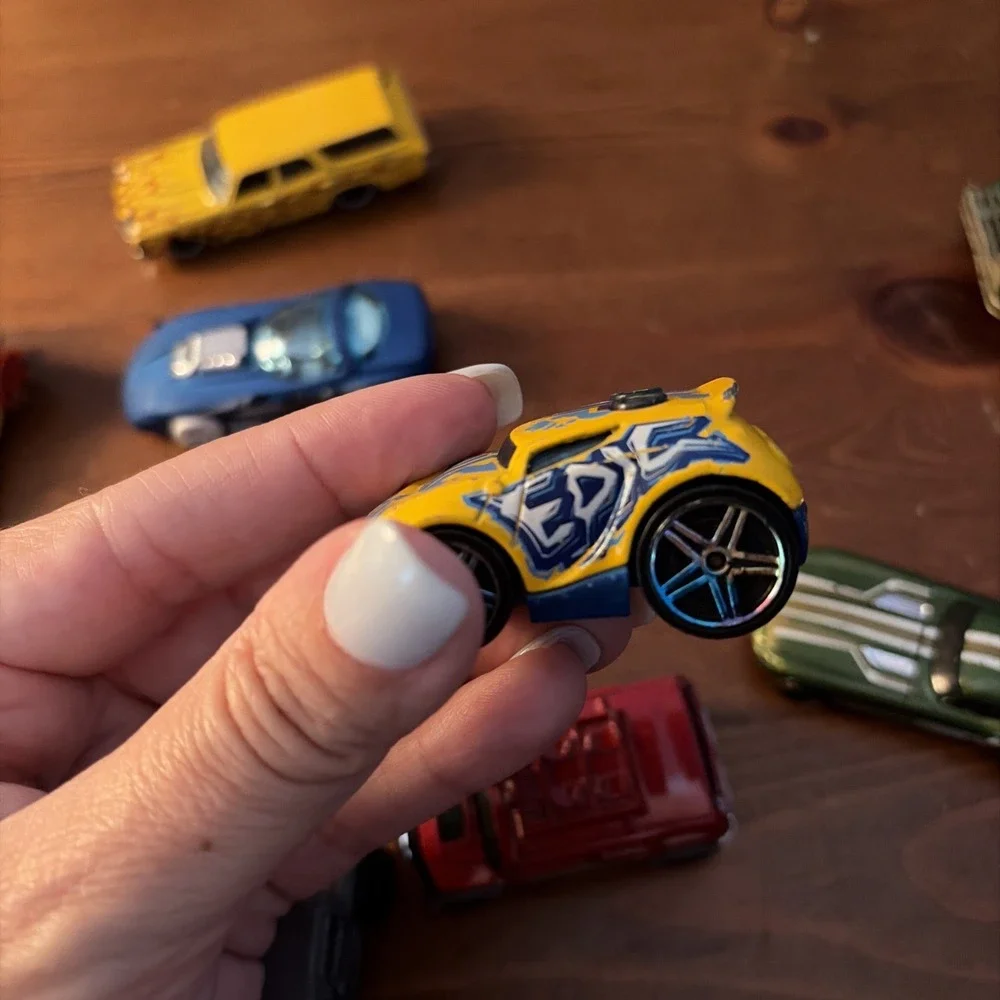LOT OF 17 HOT WHEELS VEHICLES
